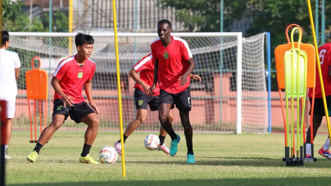 Pemain-pemain Persebaya menjalani latihan di Lapangan Thor, Surabaya, Rabu 26 Juni 2024. (Foto: Fariz Yarbo/Ngopibareng.id)