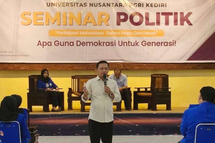 Wakil Ketua DPRD Kota Kediri, Katino saat menyampaikan paparan kepada peserta seminar seminar politik yang diselenggarakan Dewan Perwakilan Mahasiswa Universitas Nusantara PGRI Kediri (DPM UNP Kediri). (Foto: Fendhy Lesmana/Ngopibareng.id)