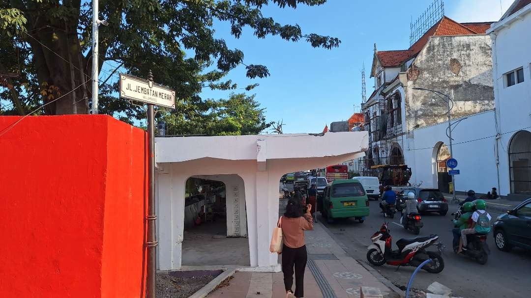 Suasana di sekitar Jalan Jembatan Merah, zona Eropa Kawasan Kota Tua Surabaya, menjelang peresmian. (Foto: Julianus Palermo/Ngopibareng.id)