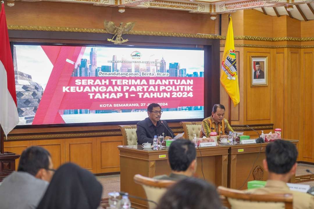 Pj Gubernur Jawa Tengah Nana Sudjana saat penandatanganan serah terima bantuan keuangan kepada perwakilan dari sembilan partai politik di Kantor Gubernur Jawa Tengah, Kamis, 27 Juni 2024. (Foto: Pemprov Jateng)