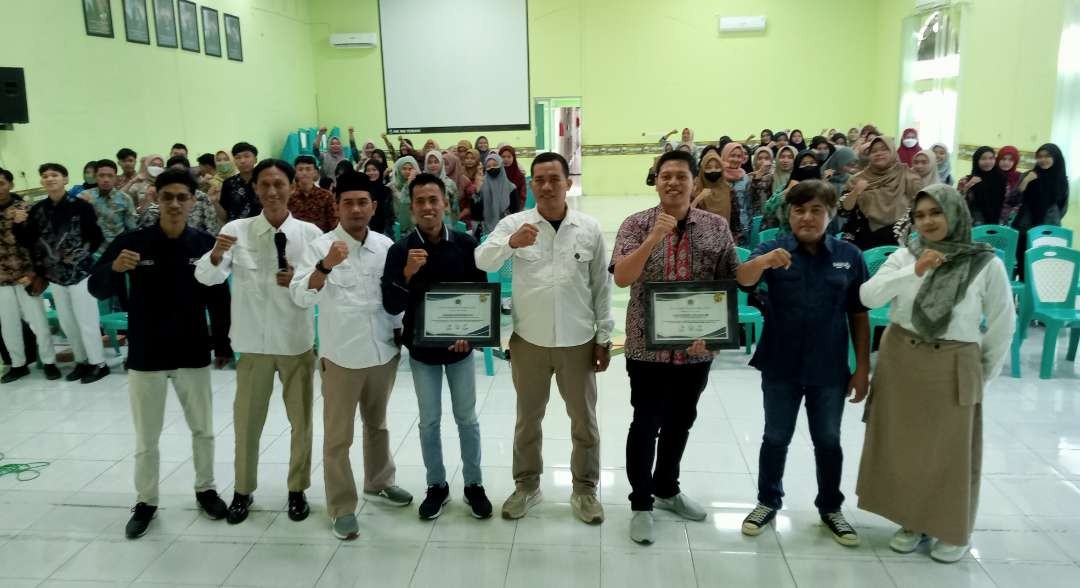 Pengurus PWI Tuban, KPU, dan Bawaslu serta para peserta sosialisasi. (Foto: Khoirul Huda/Ngopibareng.id)