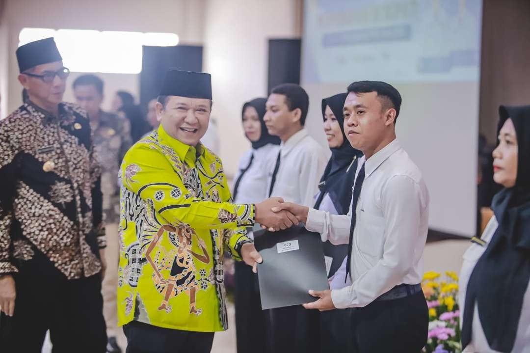 Bupati Jember Hendy Siswanto saat memberikan SK P3K. (Foto: Dokumentasi Diskominfo Jember)