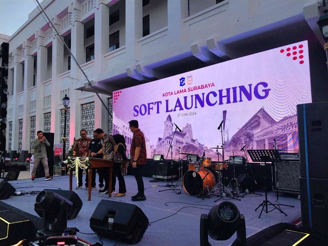 Suasana penandatanganan prasasti oleh Walikota Surabaya Eri Cahyadi, dalam acara soft launching Kawasan Kota Lama, Kamis 27 Juni 2024, di halaman Gedung Internatio, Surabaya. (Foto: Julianus Palermo/Ngopibareng.id)