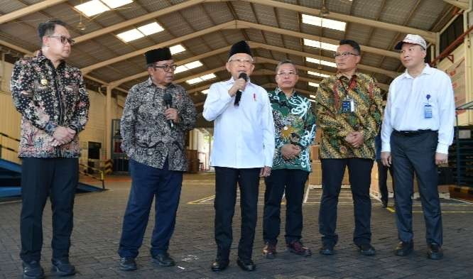 Wapres Ma'ruf Amin memberikan keterangan pers usai meninjau Pabrik Pengolahan Limbah B3 dan PT Fronte Classic Indonesia, di Kawasan Pasuruan Industrial Estate Rembang (PIER), Jl. Raya Raci-Bangil, Rembang, Pasuruan, Jawa Timur, Kamis 27 Juni 2024. (Foto: Setwapres)