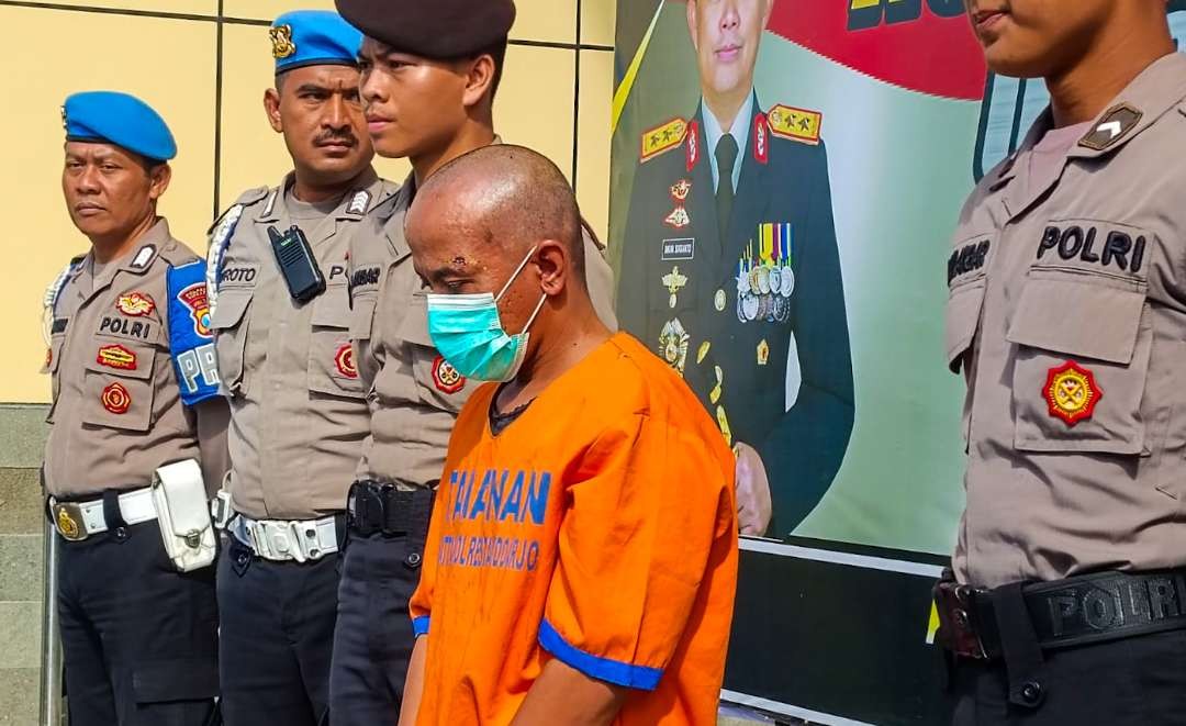 Tersangka pembunuhan bayi baru lahir dan ibu kandung di Sidoarjo, Jawa Timur. (Foto: Aini Arifin/Ngopibareng.id)