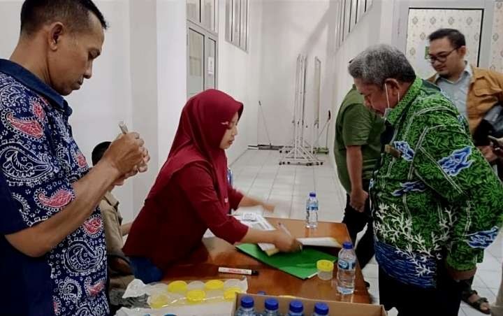 Sebanyak 45 anggota DPRD Situbondo terpilih Pilwg 2024 jalani tes kesehatan dan tes urine menjelang pelantikan pada 21 Agustus 2024.(Foto: Guido/Ngopibareng.id))