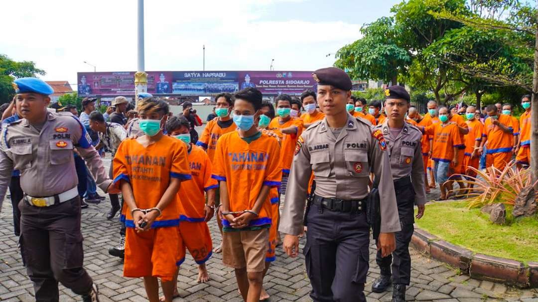 Pelaku kejahatan di Sidoarjo saat diamankan polisi (foto :Aini/Ngopibareng.id)