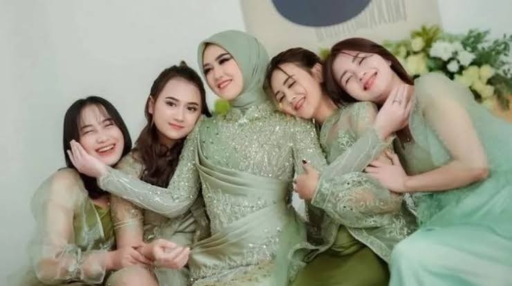 Happy Asmara (tengah) dalam balutan kebaya warna sage bersama bridesmaids. (Foto: Istimewa)