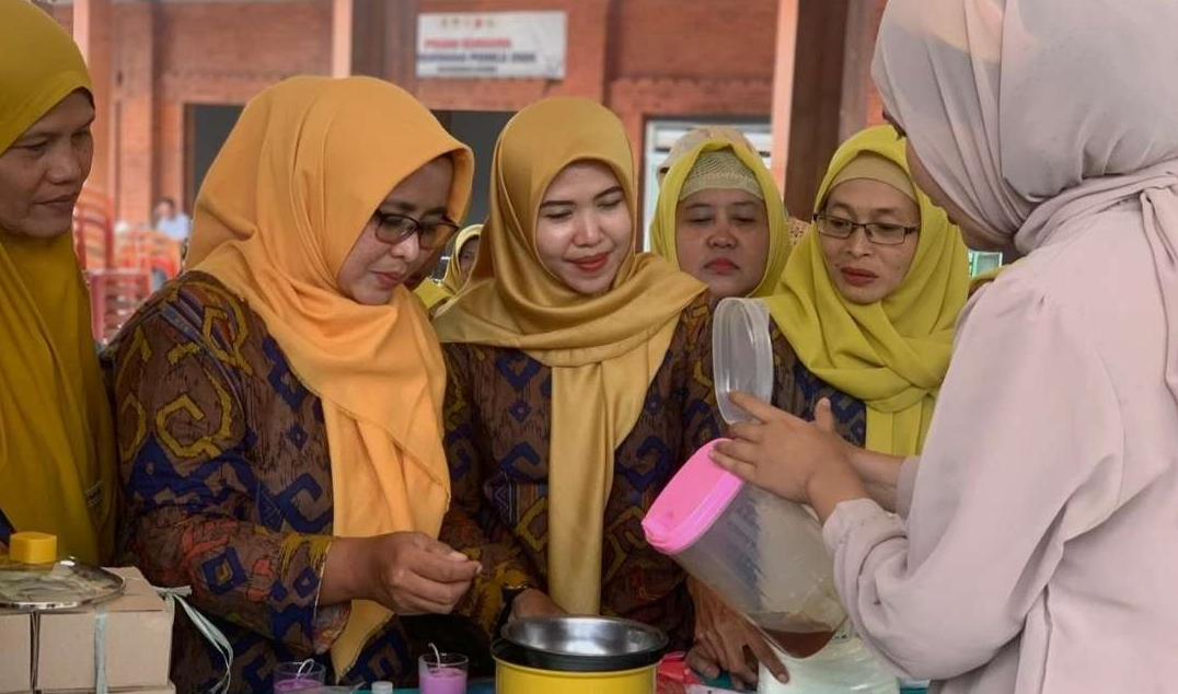 Ibu-ibu di Mojokerto olah jelantah jadi lilin aroma terapi.(Foto: Deni Lukmantara/Ngopibareng)