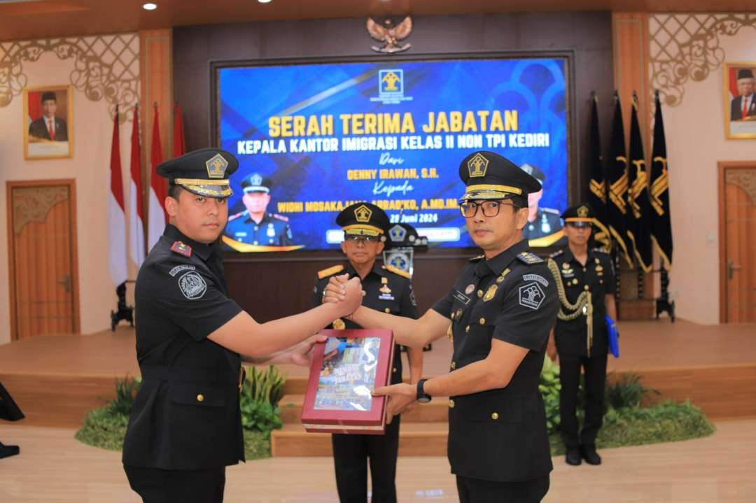 Kanwil Kemenkumham Jatim melaksanakan upacara pelantikan dan pengambilan sumpah Pejabat Manajerial serta serah terima jabatan Kepala Unit Pelaksana Teknis, Jumat 28 Juni 2024. (Foto: Humas Kemenkumham Jatim)