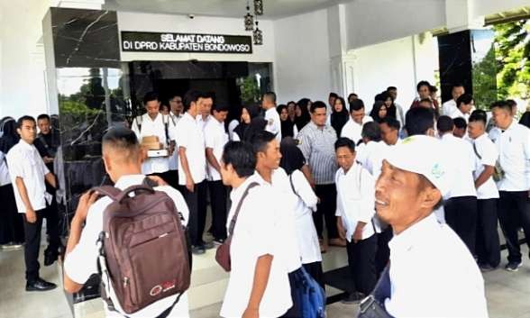 Seratusan lebih PTT SMP mendatangi Gedung DPRD Bondowoso meminta ada penerimaan formasi PPPK khusus PTT sekolah. (Foto: Guido/Ngopibareng.id)