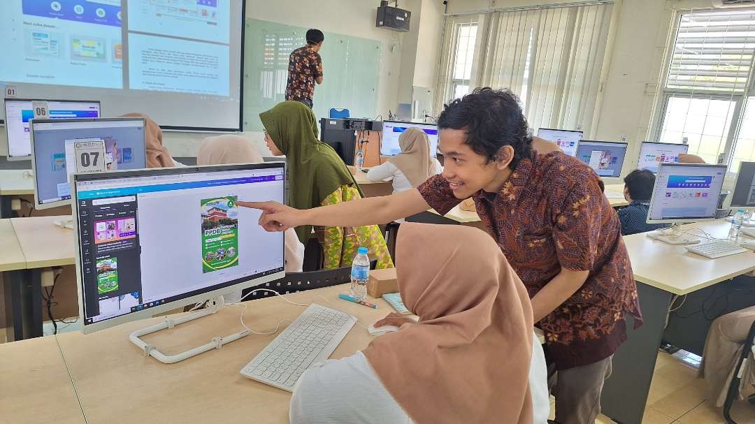 Admin Laboratorium Rekayasa Perangkat Lunak Teknik Informatika ITS, Fawwas Aldy Nurramdhan Kaisar, saat mengajari salah satu Bunda PAUD Kelurahan Gunung Anyar Tambak, saat acara pengabdian masyarakat pelatihan pembuatan media interaktif bagi guru PAUD. (Foto: Julianus Palermo/Ngopibareng.id)