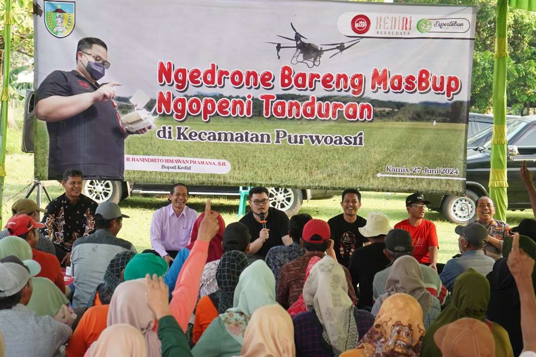 Bupati Hanindhito Himawan Pramana menyalurkan lima drone pertanian kepada petani di Kecamatan Purwoasri (Foto: Istimewa)