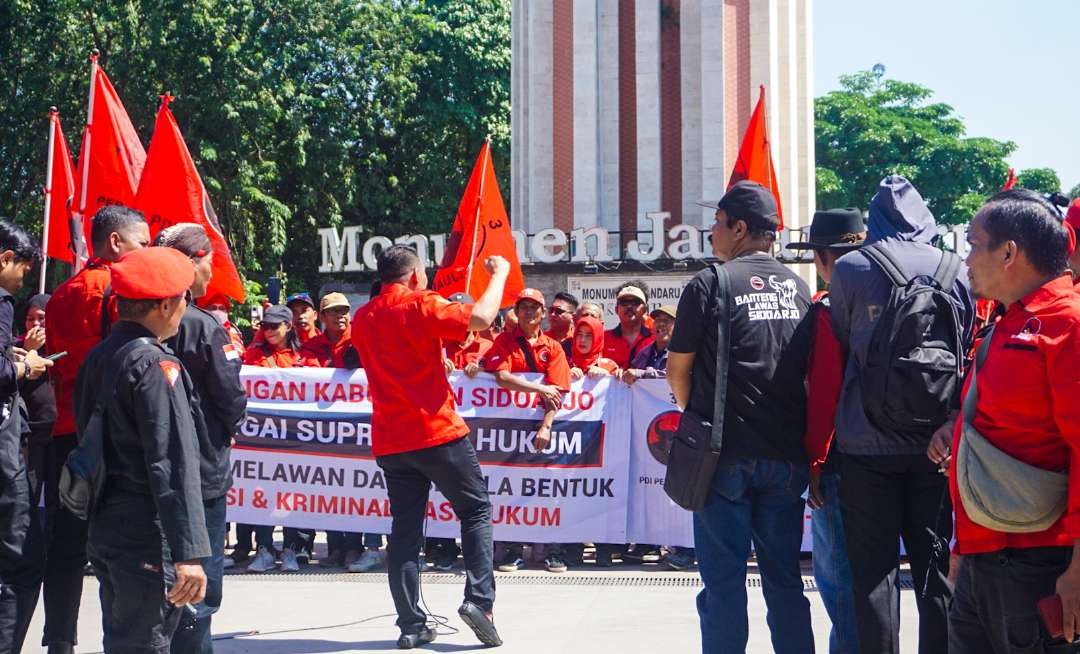 Aksi damai DPC PDIP Sidoarjo (Foto : Aini/Ngopibareng.id)