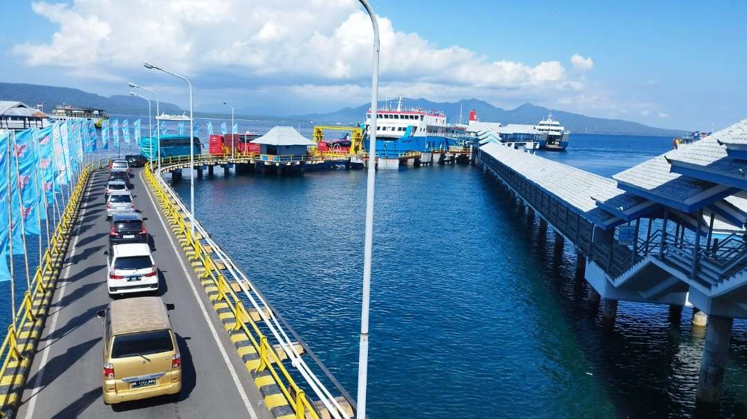 Aktivitas bongkar muat kendaraan di Pelabuhan Ketapan, Banyuwangi (foto: Muh Hujaini/Ngopibareng.id)