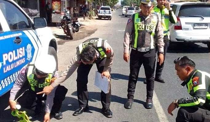 Anggota Satlantas Polres Situbondo melakukan olah TKP sepeda motor ditabrak truk tronton mengakibatkan ibu dan anak meninggal dunia. (Foto: Dokumentasi Satlantas Polres Situbondo)