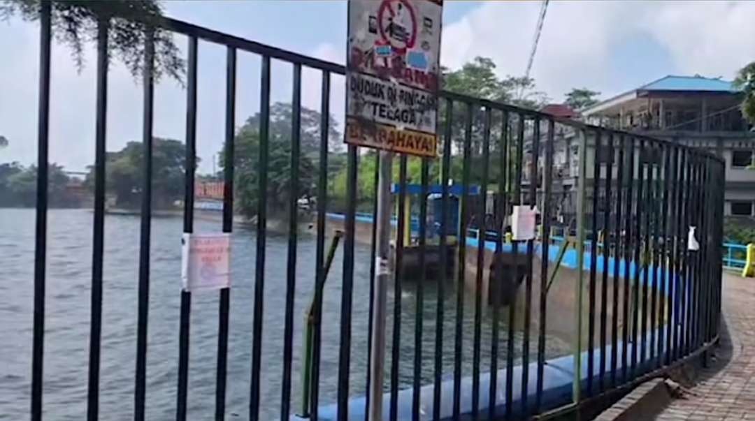 Pagar besi warna hitam di kanan dan kiri pintu air Telaga Sarangan, Magetan, Jawa Timur, sepanjang 8,5 meter. (Foto: Istimewa)