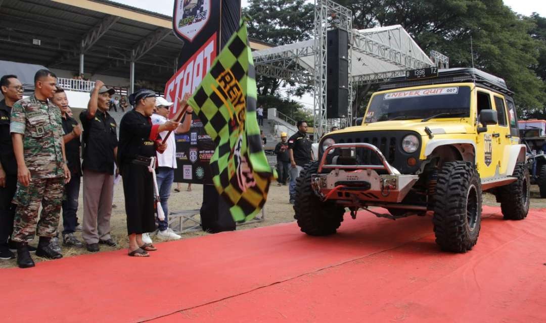 Bupati Ponorogo Sugiri Sancoko mengibarkan bendera start, di Stadion Batoro Katong, Jumat 28 Juni 2024. (Foto: kominfo)