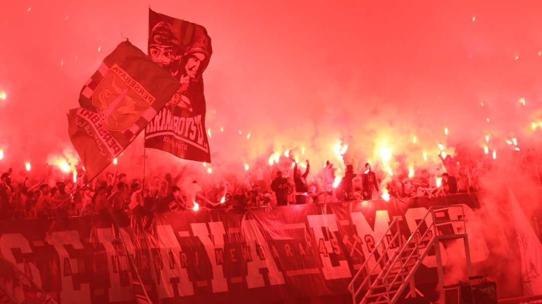 Bonek menyalakan flare saat laga 97Th Anniversary Game Persebaya melawan Persibo di Stadion Gelora Bung Tomo, Surabaya, Sabtu 29 Juni 2024. (Foto: Fariz Yarbo/Ngopibareng.id)