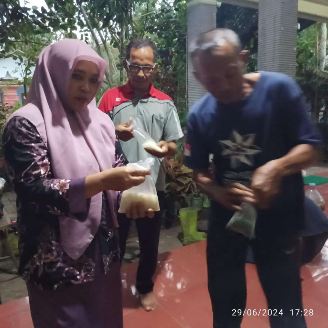 Para petani di Blitar, mengikuti pelatihan perbanyakan agen hayati dengan mengundang Pasiran Dari Bojonegoro di P4s Ngudi Makmur Desa Gogodeso kecamatan Kanigoro kabupaten Blitar, Sabtu 29 Juni 2024. (Foto: Choirul Anam/Ngopibareng.id)