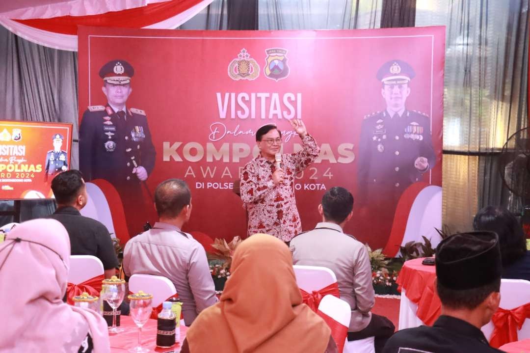 Irjen Purn Dr. Benny J Mamoto selaku sekretaris Kompolnas beserta rombongan melaksanakan kegiatan visitasi di Polsek Bojonegoro Kota dan Kapolres, AKBP Mario Prahatinto untuk Kompolnas RI Award 2024. (Foto: polres)