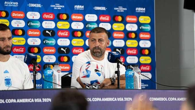 Asisten pelatih Timnas Argentina Walter Samuel saat konferensi pers sebelum laga Argentina vs Peru di Copa America 2024. (Foto: X/@Argentina)