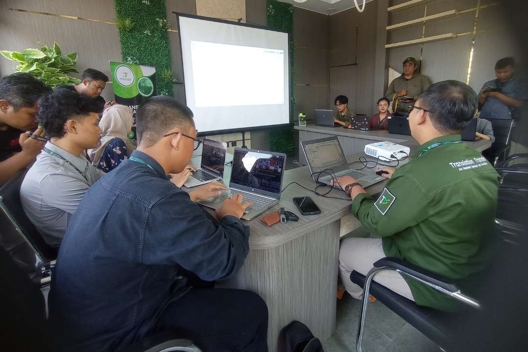 Zakkyl Fikri Pratama owner Translation Transfer saat memberikan pelatihan di Kafe Tanaloka Jember (Foto: Rusdi/Ngopibareng.id)