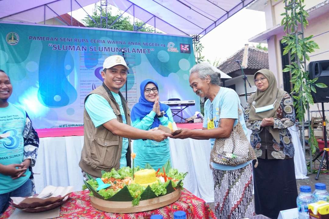 Wakil Walikota Pasuruan, Adi Wibowo atau yang akrab dipanggil Mas Adi dan didampingi Wakil Ketua I TP PKK Kota Pasuruan membuka pameran seni rupa anak yang digelar oleh Petelot Lonte.  (Foto: Pemkot Pasuruan)