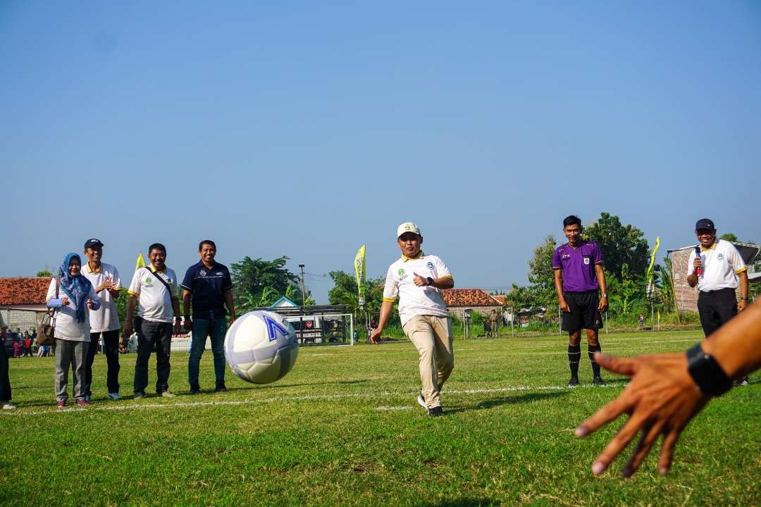 Wakil Walikota Pasuruan, Adi Wibowo (Mas Adi) secara resmi membuka Sepak Bola Usia Dini Walikota Cup Pasuruan 2024 yang berlokasi di Lapangan Kelurahan Petahunan, Sabtu pagi 29 Juni 2024. (Foto: Pemkot Pasuruan)