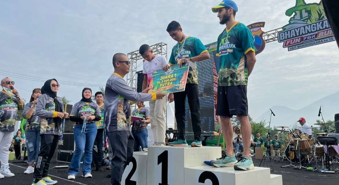 Pemberian hadiah bagi pelari juara satu. (Foto: Deni Lukmantara/Ngopibareng.id)