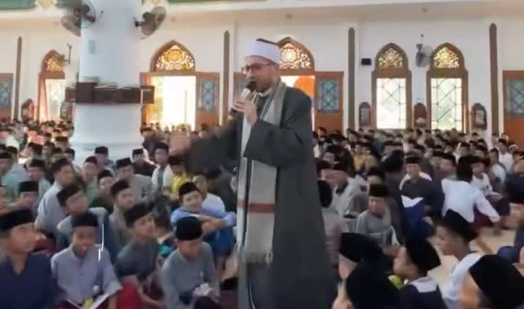 Para santri Pesantren Al-Amuen Prenduan Sumenep Maduramemperhatikan pesan ulama asal Al-Azhar Mesir.