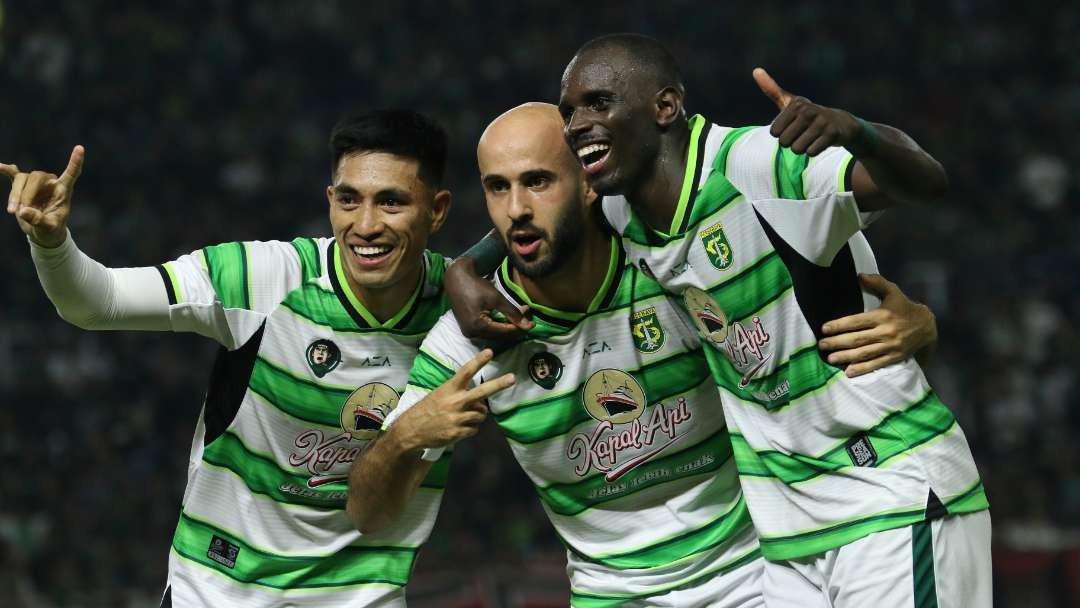 Pemain-pemain Persebaya merayakan gol yang dicetak M Rashid ke gawang Persibo di Stadion Gelora Bung Tomo, Surabaya, Sabtu 29 Juni 2024 malam. (Foto: Fariz Yarbo/Ngopibareng.id)