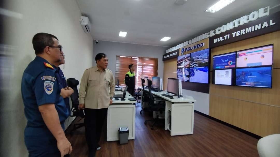 Bambang Haryo Soekartono melihat ruangan kontrol di Pelabuhan Tanjungwangi didampingi Kepala KSOP Tanjungwangi Syamsuriza. (Foto: Muh Hujaini/Ngopibareng.id)