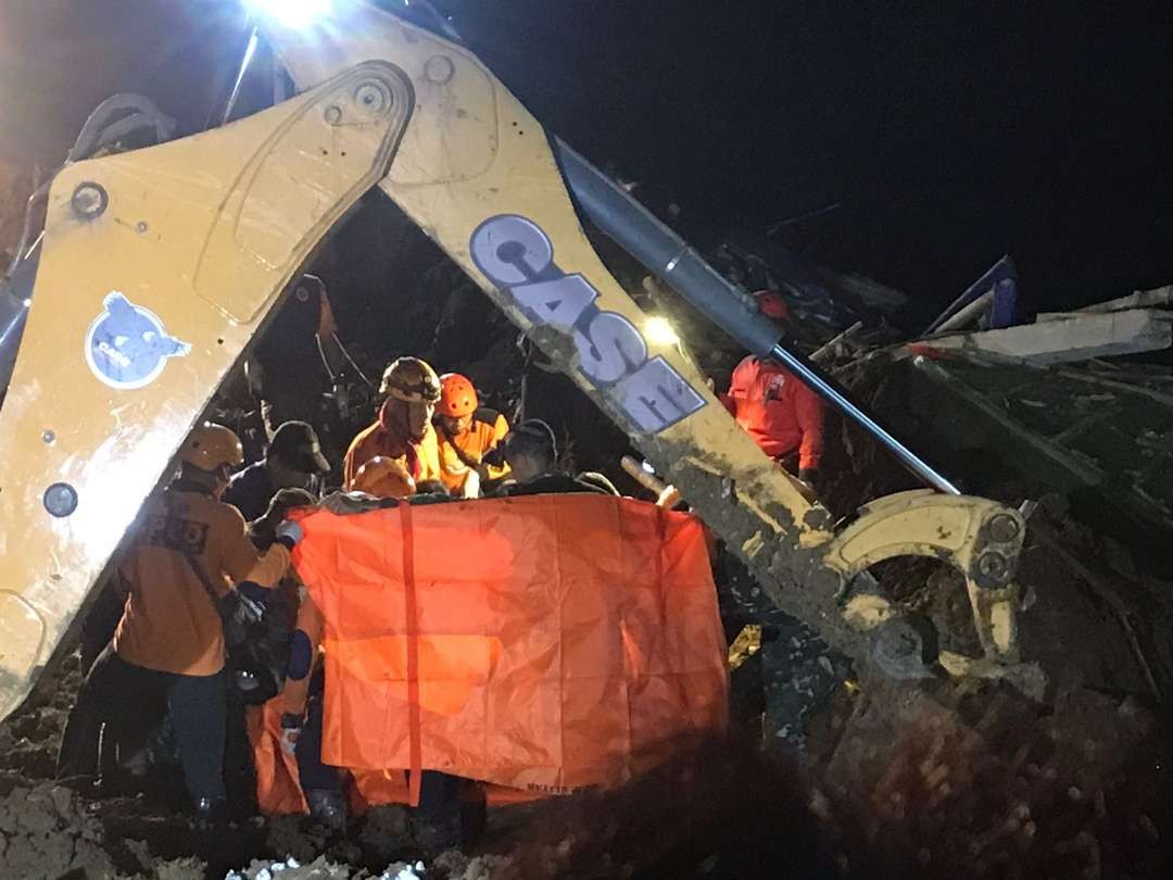 Upaya pencarian korban timbunan tanah longsor yang menimpa peternakan ayam selama enam jam membuahkan hasil. Dua korban telah ditemukan meninggal dunia, Minggu 30 Juni 2024. (Foto: Choirul Anam/Ngopibareng.id)