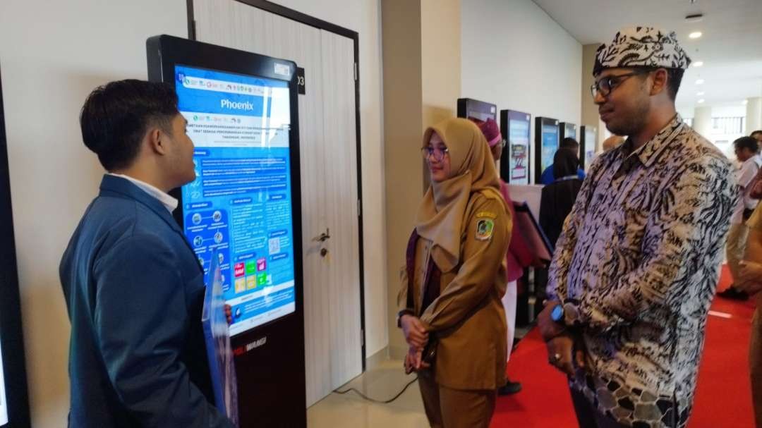 Bupati Banyuwangi Ipuk Fiestiandani didampingi GM Geopark Ijen Abdillah Baraas  dalam kegiatan simposium di Poliwangi Banyuwani (foto: Muh Hujaini/Ngopibareng.id)