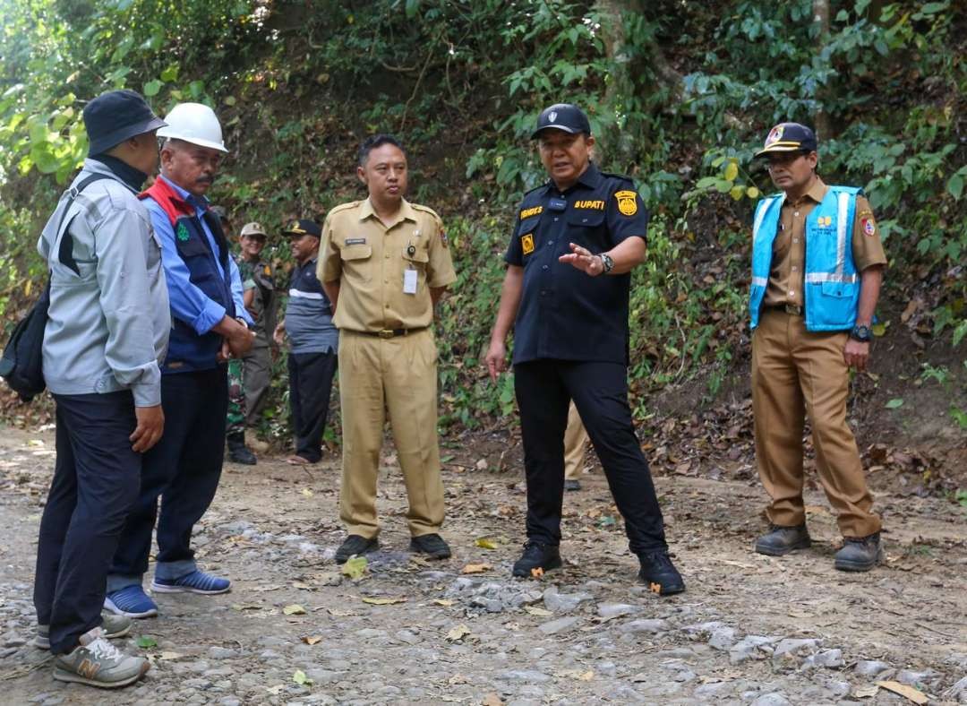 Bupati Jember Hendy Siswanto saat mengecek proyek Pembangunan jalan di Bande Alit (Foto: Dok Diskominfo Jember)