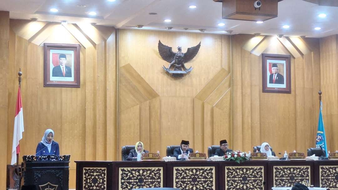 Juru Bicara Fraksi PAN-PPP Juliana Evawati, saat menyampaikan pandangan fraksinya terkait perubahan badan hukum PD Pasar Surya menjadi Perseroan Daerah, Senin 1 Juli 2024. (Foto: Julianus Palermo/Ngopibareng.id)