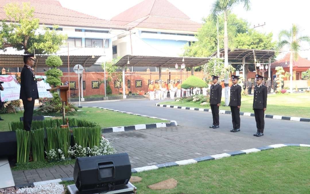 Upacara HUT ke-78 Bhayangkara di Gedung Sabha Mandala Tama, Balai Kota Mojokerto, Jawa Timur. (Foto: Deni Lukmantara/Ngopibareng.id)