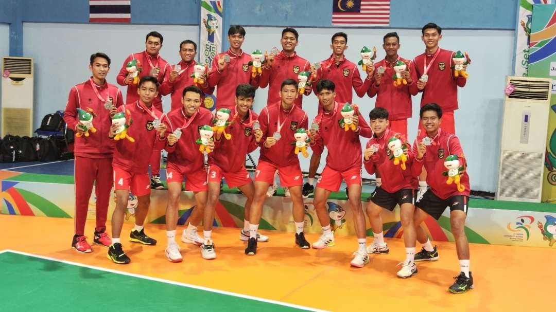 Tim Voli Putra Mahasiswa Indonesia meraih perak pada ajang AUG 2024 usai kalah melawan Thailand dengan skor 0-3 di GOR Pemuda Unesa, Surabaya, Senin 1 Juli 2024. (Foto: Fariz Yarbo/Ngopibareng.id)