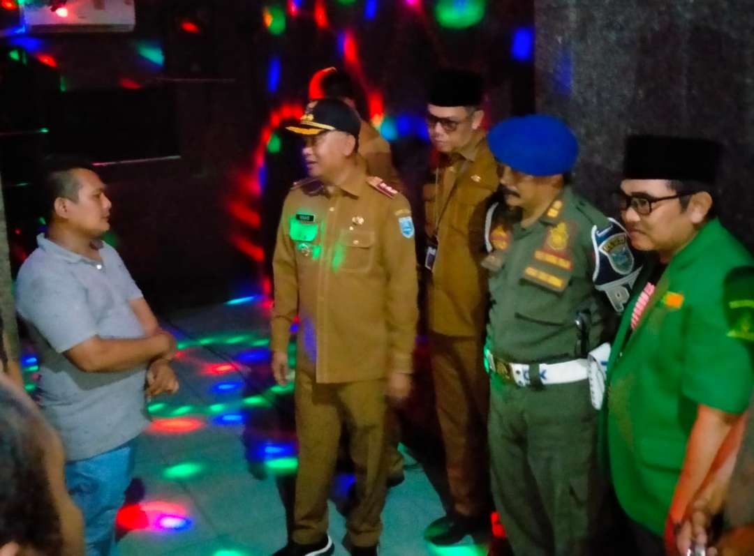 Pj Bupati Probolinggo,  Ugas Irwanto di depan pintu gerbang tempat karaoke di Kecamatan Dringu. (Foto: Ikhsan Mahmudi/Ngopibareng.id)