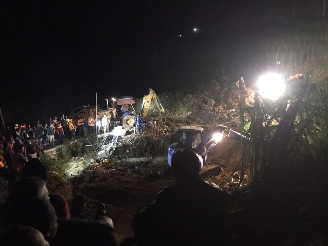 Proses pencarian korban tanah longsor di Kesamben Blitar, Jawa Timur, Minggu 30 Juni 2024 pukul 22.51 WIB, akan dilanjutkan untuk mencari satu korban, Senin 1 Juli pukul 08.00 WIB. (Foto: Choirul Anam/Ngopibareng.id)