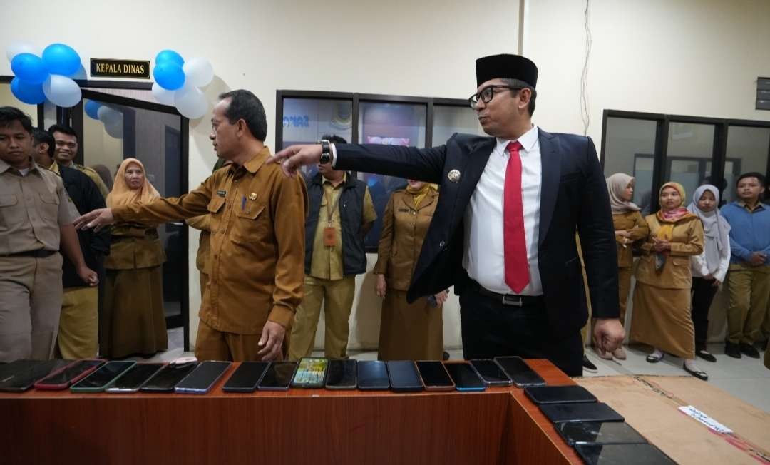 Pj Walkot Mojokerto razia HP ASN Pemkot Mojokerto.(Foto Deni Lukmantara/Ngopibareng)