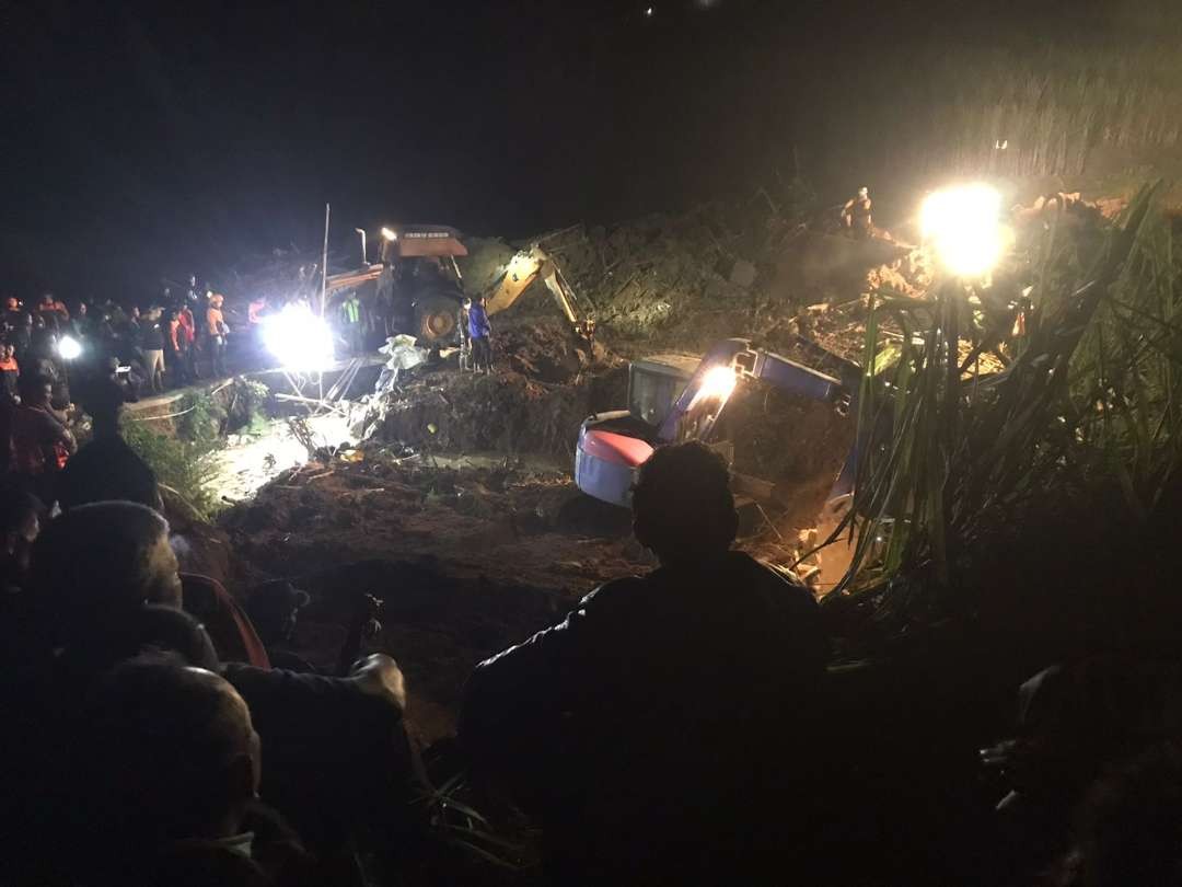 Suasana pencarian korban tanah longsor di Desa Bumirejo Kecamatan Kesamben Kabupaten Blitar, pada Minggu malam 39 Juni 2024.(Foto: Choirul Anam/ngopibareng.id)