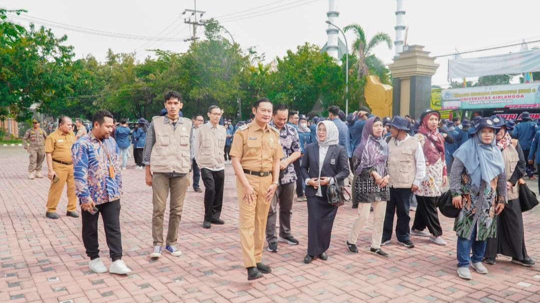 Bupati Lamongan, Yuhronur Efendi, usai melepas 434 mahasiswa Unair Surabaya untuk melakukan BBK di wilayahnya. (Foto: Istimewa)