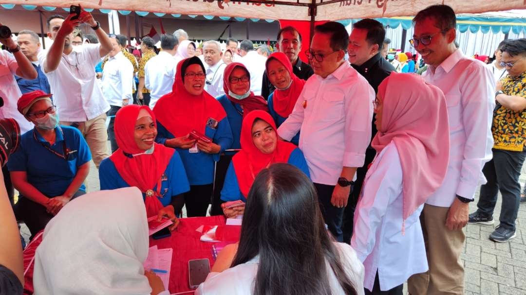 Pj Gubernur Jatim, Adhy Karyo saat meninjau proses pemberian BLT bagi buruh rokok di Pabrik PT HM Sampoerna, Surabaya, Rabu 3 Juli 2024. (Foto: Fariz Yarbo/Ngopibareng.id)