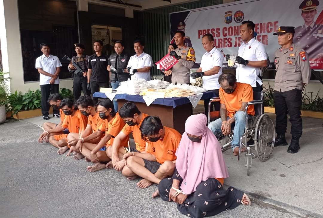 Satu jaringan pengedar okerbaya dan sabu sebanyak delapan orang ditangkap polisi (Foto: RusdI/Ngopibareng.id)