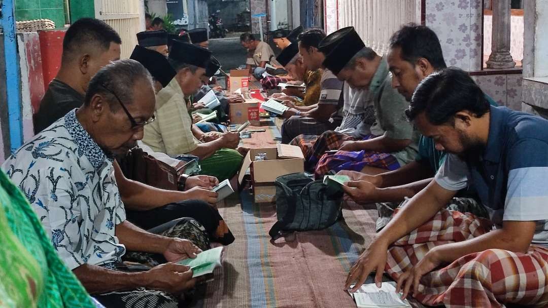 Keluarga korban kebakaran di Kota Kediri terpaksa harus menggelar tahlilan di gang sempit karena rumahnya rata dengan tanah. (Foto: Istimewa)