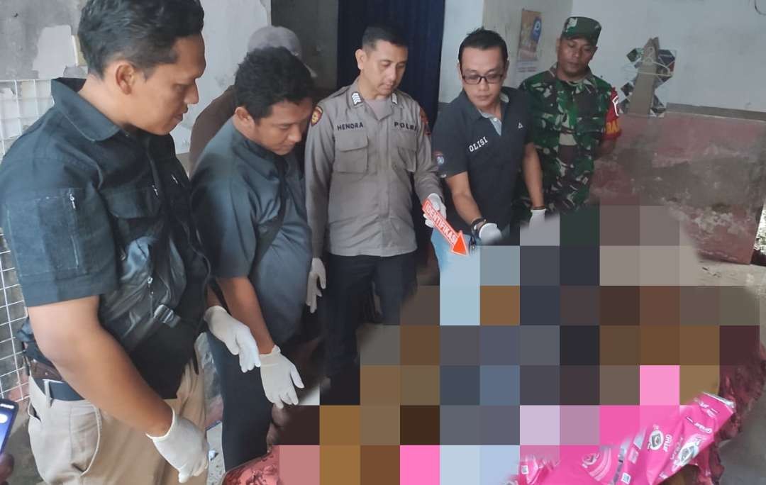 Polisi saat mengidentifikasi jenazah korban yang hangus terbakar. (Foto: Dokumentasi Polsek Rambipuji)