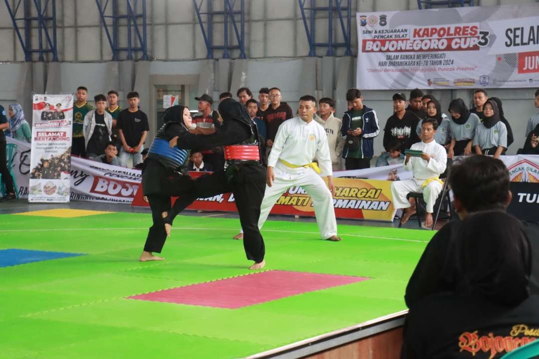 Polres Bojonegoro menggelar turnamen seni dan kejuaraan pencak silat yang merebutkan trophy Kapolres Bojonegoro Cup 3 tahun 2024 yang digelar di GOR Polres Bojonegoro, Rabu 3 Juli 2024. (Foto: dok. polres)