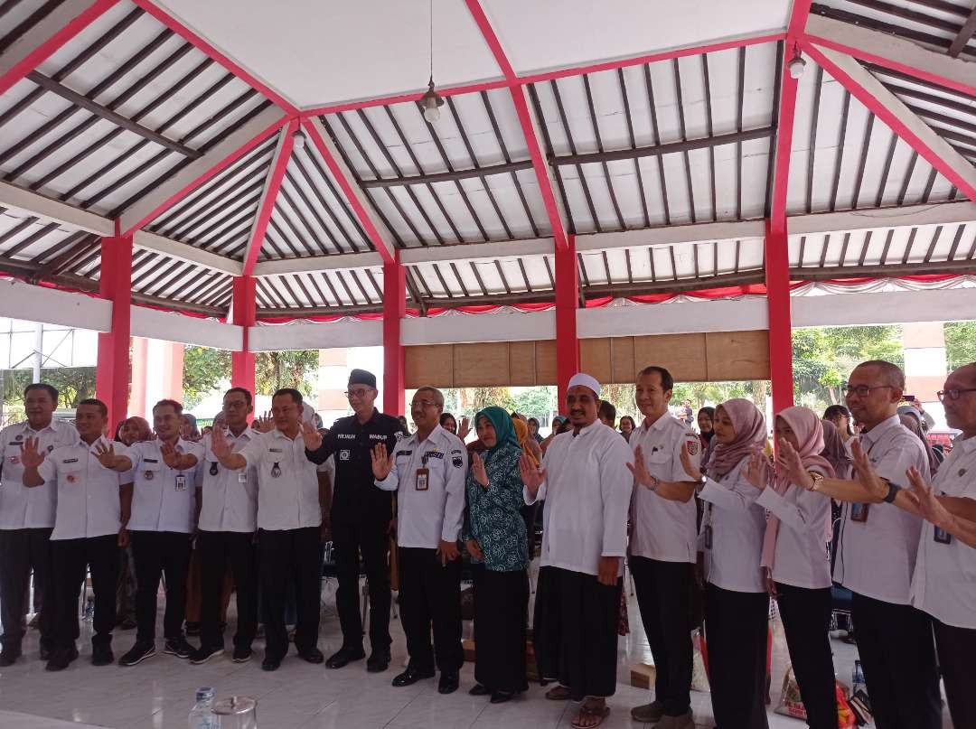 Wakil Bupati Jember KH Balya Firjaun Barlaman berfoto bersama usai membagikan bantuan makanan tambahan (Foto: Rusdi/Ngopibareng.id)